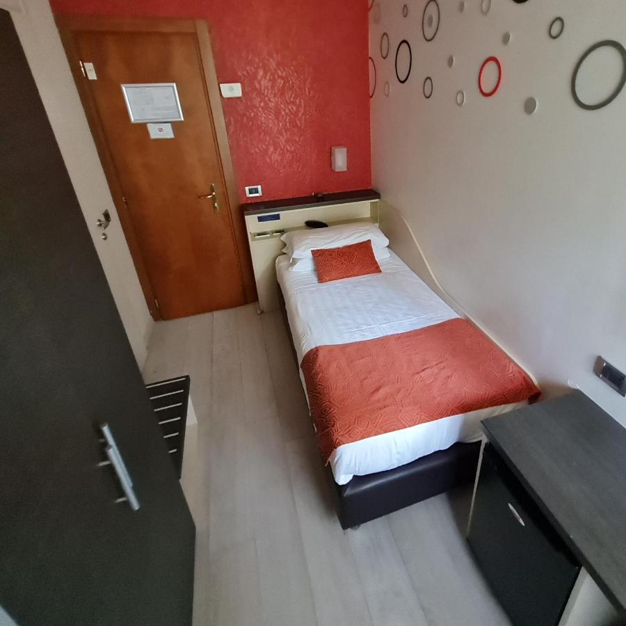 Hotel Piacenza Milano Exteriör bild